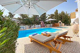 Chaises longues pour une détente maximale au bord du piscine