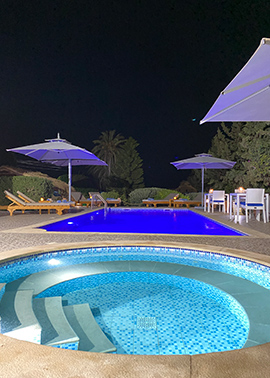 Vue Jacuzzi et Villa dans la nuit