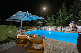 Vue patio nuit: Jacuzzi & Piscine