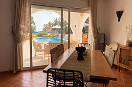 Vue piscine du l'interieur '