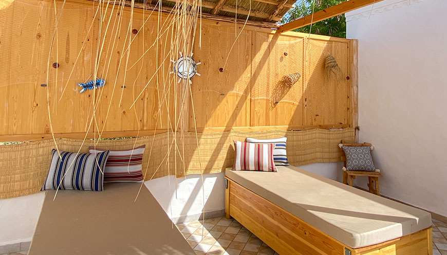 Détentez-vous sur des meubles extérieurs dans notre terrasse