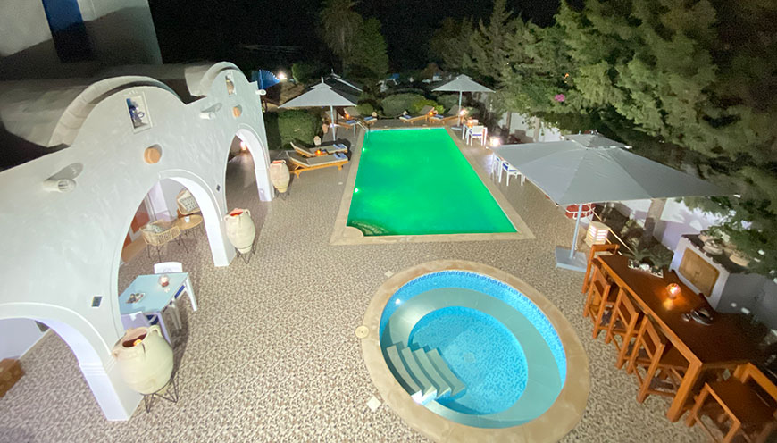 Vue magnifique piscine, patio et jardin du villa calma djerba depuis le terrasse