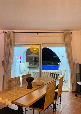 Table moderne dans le salon extravagent 