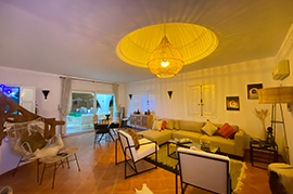 Salon Large et comfortable, parfait pour vos séjours