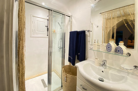 Salle de douche privative de Suite Yasmine