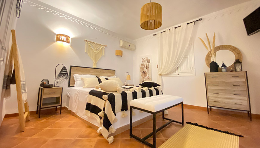 Détentez-vous dans notre chambre luxueuse du loft familial, Dounia