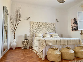 Découvrez Notre Luxueuse Suite Blanche Maya